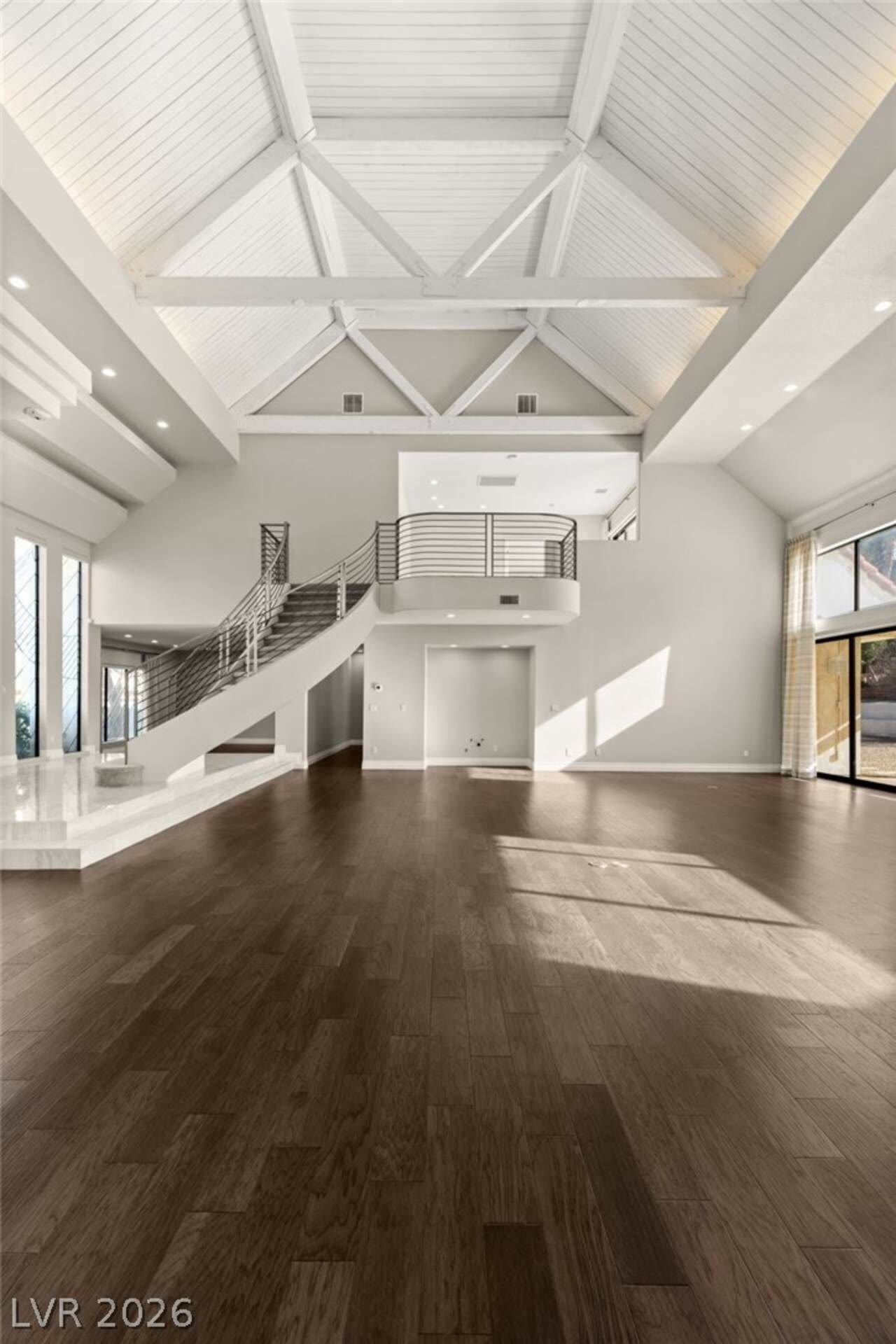 Sweeping staircase